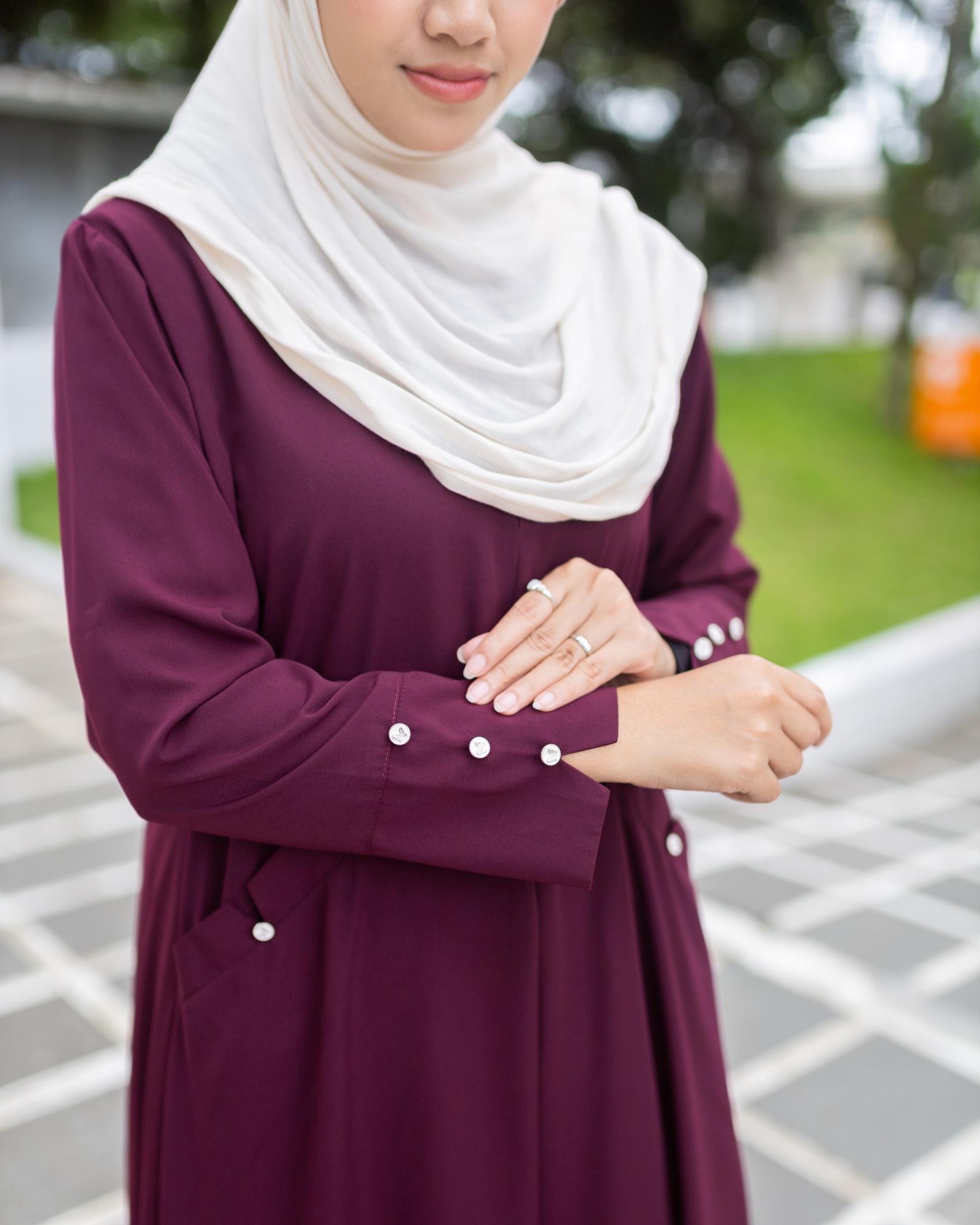 Yumna Dress Abaya Gamis Haji & Umroh Elegan Busui Muslimah Bahan Lembut Halus Flowy Adem Tidak Menerawang Lengan Kancing Ruffle Cantik Aksesoris