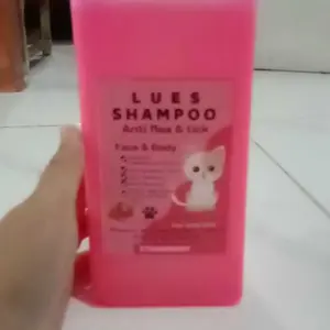 lues sampo kucing  anti kutu dan rontok  jamur, bakteri dan pelembut bulu netto 1 liter cairan tanpa air anjing & kucing