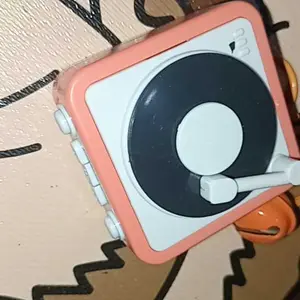 Gantungan Kunci Mini Tape Recorder Retro - Bisa Rekam Suara, Unik & Portable