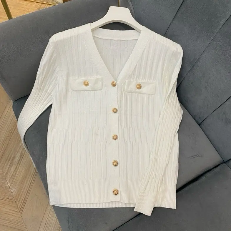 Knitwear Wanita Halus Gold Buttons 3