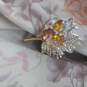Bros Daun Maple Paduan Kristal dengan Desain Elegan dan Batu Permata Hijau untuk Tampilan Mewah Clips Bros Daun Maple Fashion Wanita 2 Warna Hijau dan Orange