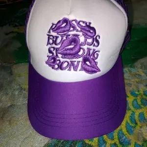 Topi Baseball Kiss dengan Desain Unik Warna Ungu dan Putih Cocok untuk Gaya Casual Anda