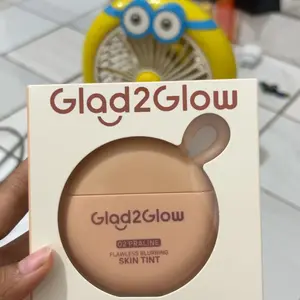 Glad2Glow Skin Tint Flawless Blurrin- Foundation Ringan Mengandung Squalane Melembabkan Skin Barrier Coverage Medium Buildable Menyamarkan Pori Pori Hasil Akhir Natural Soft Matte Oil Control Tahan Lama Seharian