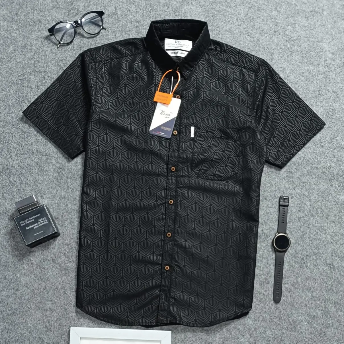 Kemeja Embos Sultan Lengan Pendek Pria Hitam Motif Hexagonal Casual Slimfit