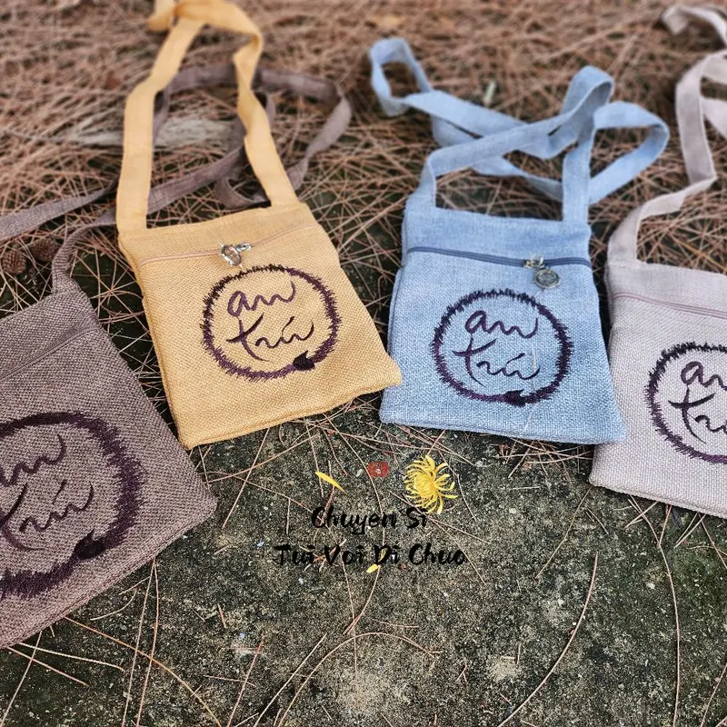 TÚI VẢI ĐI CHÙA MẪU NHÍ VẢI BỐ " AN TRÚ " -  2 ngăn , bố dày 14x18cm, 4 màu: Vàng, Nâu, Lam, Đất - nữ 1