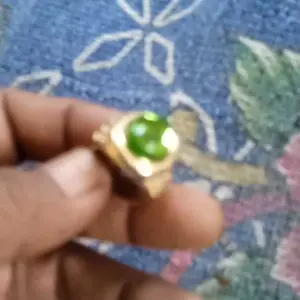 Cincin Pria Punk Retro Berlapis Emas dengan Totem Elang, Batu Amber Sintetis Merah dan Hijau, Aksesori Cincin Pesta Unik dan Elegan Rings