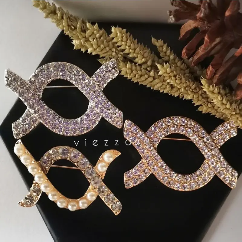 BROS WEARING KLAMBY PREMIUM HIGH INLAID ZIRCONIA ALICE BROOCH NAYANA BROOCH MONOGRAM