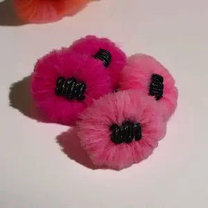 Jedai LiLi Jepit Rambut Cemol Cepol Tile Warna Random Cantik dengan Desain Bulu Lembut dan Klip Hitam untuk Tampilan Rambut yang Stylish