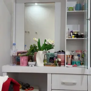 Vas Plastik &Bunga Tulip Artificial Set Dekorasi Hadiah Sempurna Harga Terjangkau Cocok untuk Wedding Anniversary