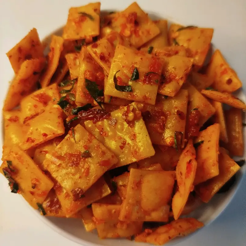 (1 kg) Kulit pangsit kering / pangsit kriuk / olahan kulit pangsit goreng original pedas Daun jeruk balado / keripik pedas / cemilan pedas idul fitri 0