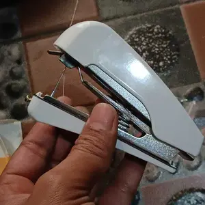 Springcome Mesin Jahit Portable Mini Tangan Alat Jahit Manual dengan Jarum dan Penyangga Benang SKU-0072
