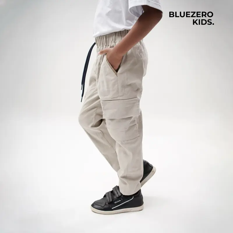 BLUEZERO KIDS Celana Panjang Anak Premium Model Cargo Usia 2 Tahun Sampai 13 Tahun Bahan Katun Twill Streatch Mulur Warna Hitam, Warna Cream, Warna Coklat, Warna Abu Tua, Warna Grey 0