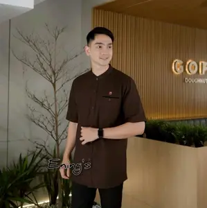 Kemeja Warna Coklat Mahogany | Kemeja Lengan Pendek Kerah Sanghai Full kancing aktif | Fashion muslim terbaru 2026