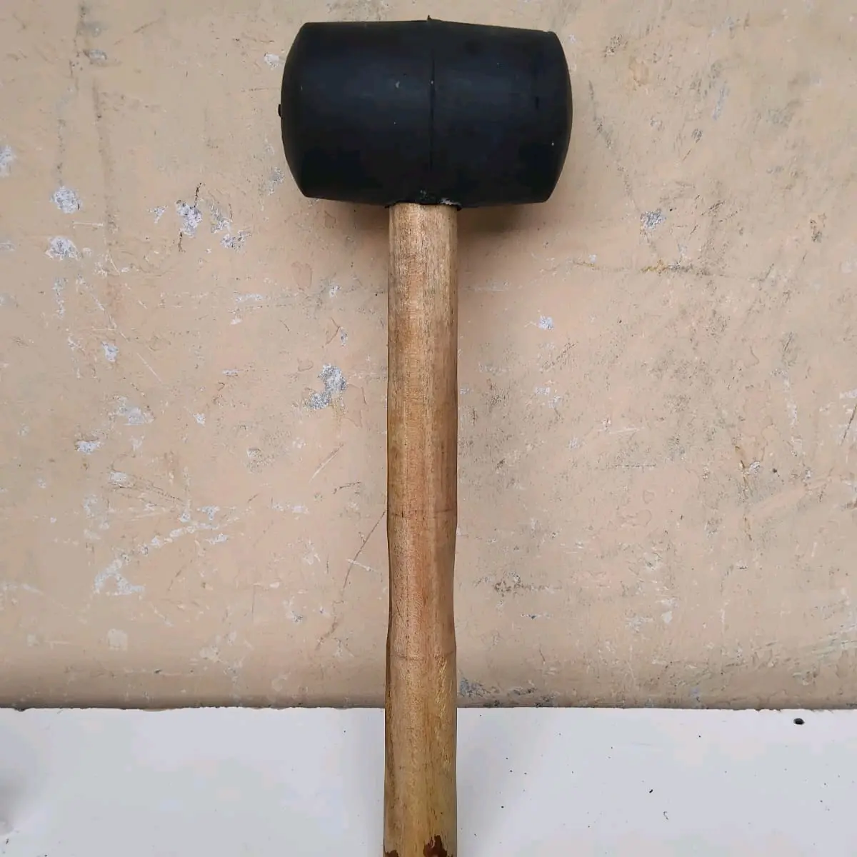 palu karet gagang kayu buat memasang kramik dan granit
