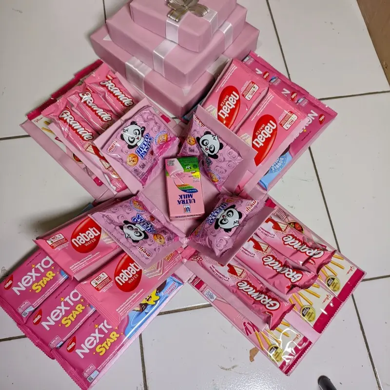Hampers kado  snack box serba pink untuk ulang tahun anniversary teman anak Gift 4