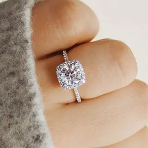 Cincin Pesta Wanita Titanium Batu Zircon Silver Kotak Berlian Emas