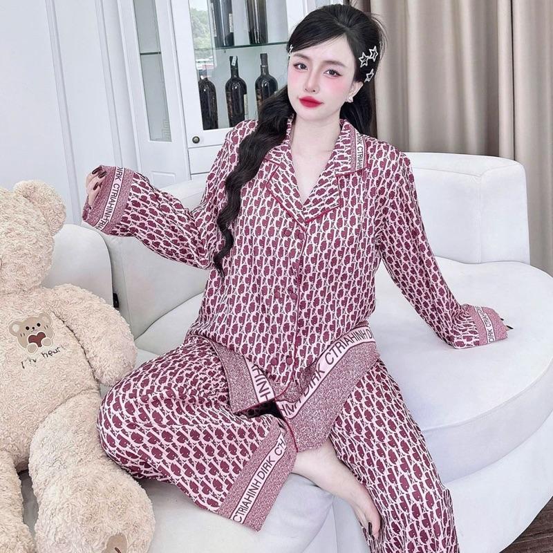  Đồ bộ pijama chất lụa latin in hoạ tiết chữ D màu đỏ mận sang trọng  tay dài  tay ngắn  bigsize từ 60 đến 90kg 