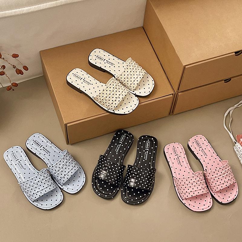 Dép nữ chấm bi siêu hot trend, đế mềm êm ái chống trơn trượt tuyệt đối an toàn sàn ướt, đi trong nhà hay dạo phố đều xinh, phong cách Hàn Quốc trendy, chị em chốt đơn ngay kẻo hết size đẹp nhé các nàng ơi đừng bỏ lỡ deal hời hôm nay