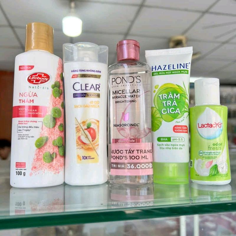 Combo 5 món  gồm  1 Sữa tắm Lifebuoy  múi  hồng  ngừa  thâm  100ml 1 tẩy trang POND'S  100ml + 1 Dầu gội Clear  9 mùi  thảo  dược  70g + 1 Sữa rửa mặt HAZELINE 40g +1 nước rửa vệ sinh lactacyd 60g { hàng  khuyến mãi  hàng  tặng}