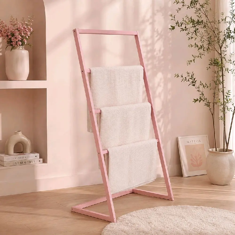 Rak Handuk Kayu Warna Pink untuk Kamar Mandi dengan Desain Minimalis dan Fungsional