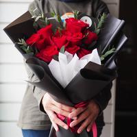 Gambar Bouquet Flowers Black Amora (Buket Bunga Valentine) 10 Rose Merah dari sevenrosecoid Kota Administrasi Jakarta Barat 2 Tokopedia