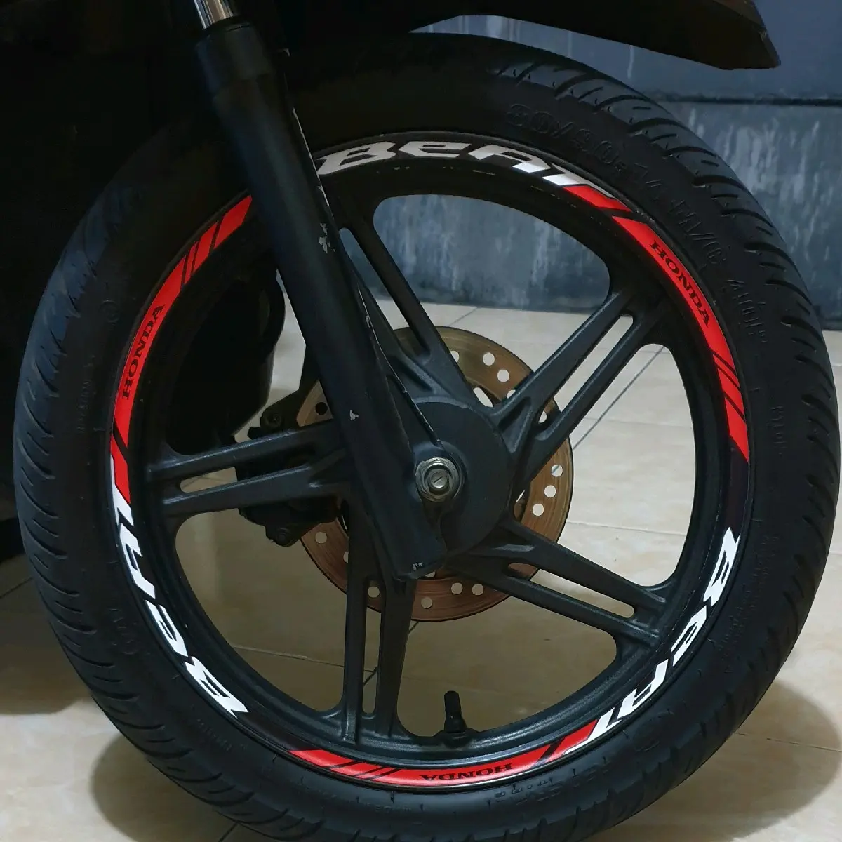 sticker velk/ list velk kusus buat BEAT semua tipe sudah dapat 1set  depan belakang kanan kiri y kak Motorcycle