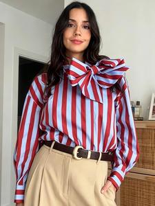 Camisa oversize para mujer con rayas rojas y azules, primavera 2026, elegante, con lazo, cierre con cordones, cuello de solapa, manga larga, blusa holgada casual con estampado de mariposa, moda, oficina, uso diario, ropa urbana.