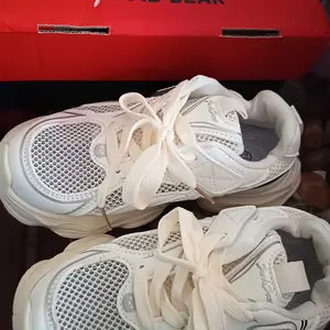 BOMBBEAR  YN-6511 Sepatu Sekolah Anak Dengan Fashion Sneakers bahan Strap Velcro Mesh Breathable Premium, Kualitas Nyaman Lentur Ringan Desain Ergonomis untuk Aktivitas Aktif Si Kecil! warna Putih, Abu abu dan Ungu dengan ze 26-36