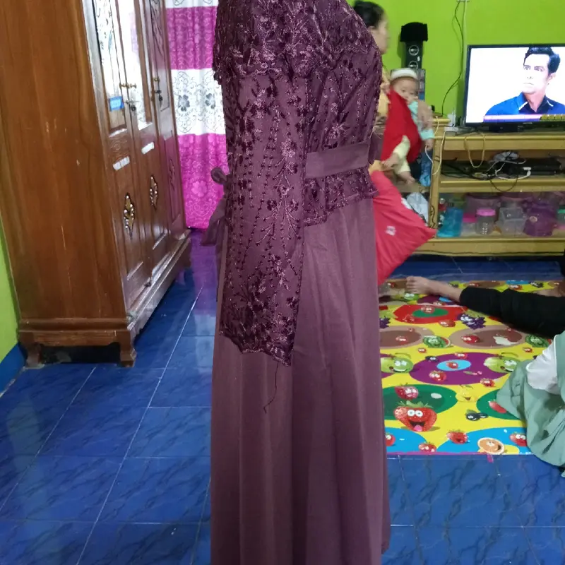 gamis polos yg di lapisi atas bahu dengan brukat model yg elegan di tambah tali pinggang yg elestis cocok untuk acara resmi atau kondangan dengan bahan syakila yg lembut dan tidak panas 1