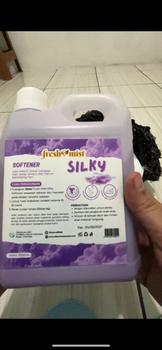 Product Review of Fresh Mist Softener Perendam Pakaian isi Kemasan 1 Liter from D**🌷 1