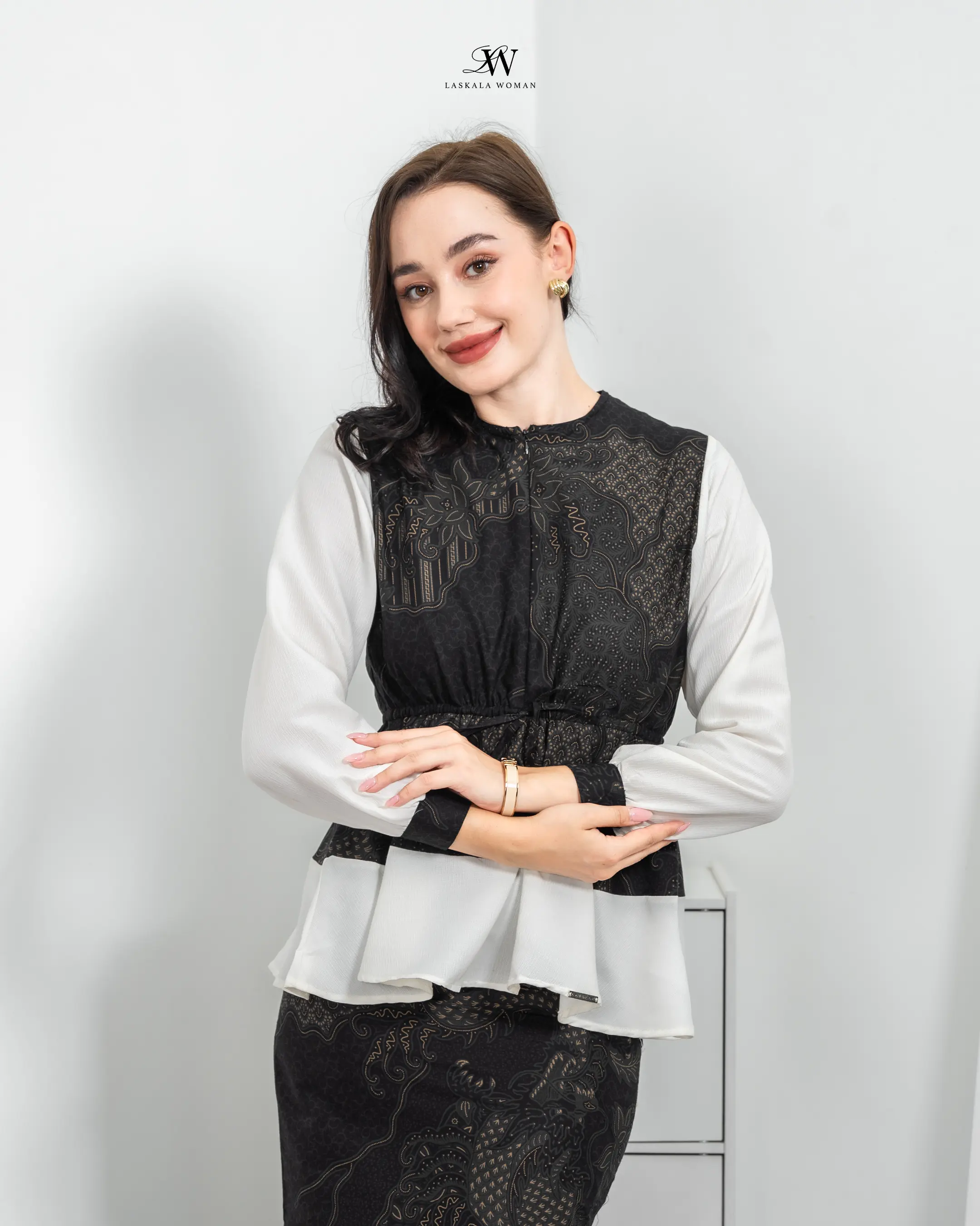 Laskala Woman Nagara White Blouse Serut Batik Putih Lengan Panjang