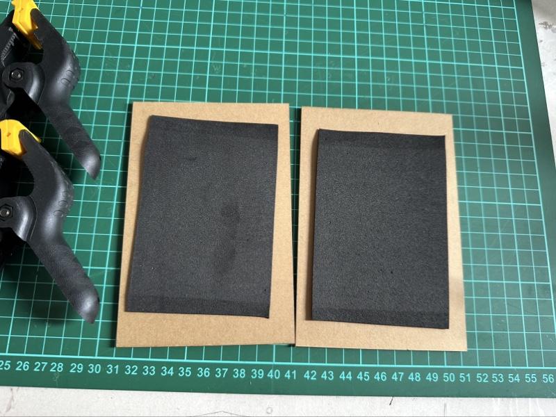 Card Press Tools ini dirancang khusus untuk kolektor Pokémon TCG & Trading Card yang ingin merapikan kartu dengan cara aman, stabil, dan terkontrol.