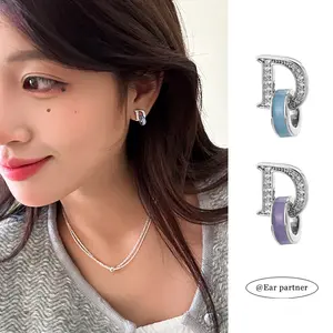 EAR PARTNER-Anting huruf D dengan zirkel, desain unik dan mewah, dengan kesan ringan dan elegan, jarum perak, aksesoris berkelas untuk wanita.