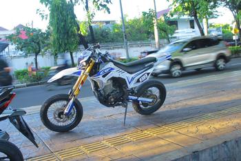 Product Review of DECAL HONDA CRF 150L PUTIH SUPERMOTO FULL BODY KEREN MINIMALIS SIMPLE MURAH TERBARU VIRAL- CRF GANK PUTIH 060 Motor from K**t 0
