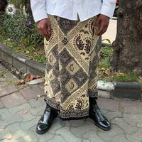 Gambar Sarung Batik Pria 08 LIRIS KEONGAN SIDO MUKTI TUMPAL REBUNG Original Rayon Premium SYAM MAWARDAH Muslim Motif - Abu-abu Hitam dari Syam Mawardah_NEW Kab. Sukoharjo 4 Tokopedia