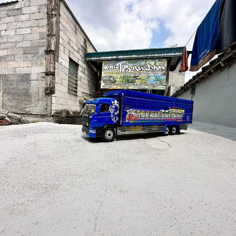 (PROMO)MINIATUR TRUK TRONTON HINO RODA 6 SUDAH DI LENGKAPI LAMPU Control