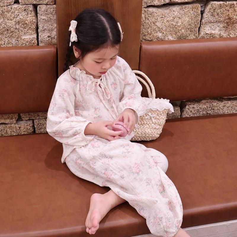 Bộ ngủ mặc nhà xô Muslin cho bé gái cổ nhún mix túi xinh cho bé