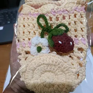 Cover Thumbler Knit AW dengan Desain Strawberry dan Bunga Putih