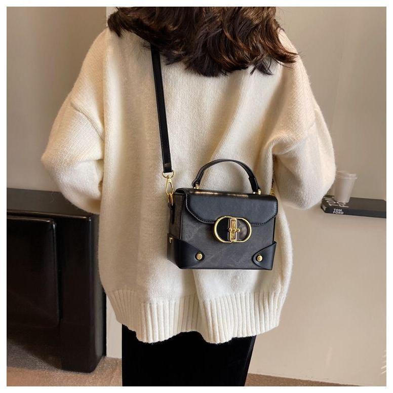 Product Introduction of This year's popular for women in autumn and winter, versatile 2024 new single shoulder crossbody bag, portable box, small square bag 22