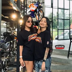 Kaos Lengan Pendek Desain Grafis Retro Berenergi denganllustrasi Karakter & Teks - Bahan Katun Lembut ModelReguler Nyaman, Detail Warna Merah-Kuning Kontras yangMenarik untuk Pria & Wanita