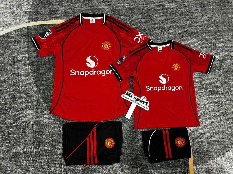 Bộ quần áo bóng đá MU ĐỎ - VẢI MÈ CAO CẤP LOGO THÊU. IN TÊN SỐ THEO YÊU CẦU