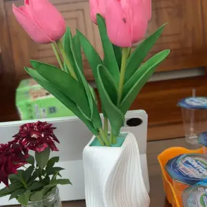 Vas Plastik &Bunga Tulip Artificial Set Dekorasi Hadiah Sempurna Harga Terjangkau Cocok untuk Wedding Anniversary