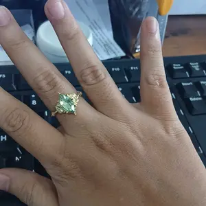 Cincin Wanita Emas Shine for Every Moment dengan Batu Hijau Marquise Sentuhan Alam yang Mewah Anti Karat