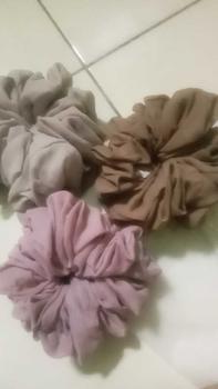 Product Review of SCRUNCHIE latelahijab Cepol Ikat Rambut Untuk Menambah Volume Hijab from z**i 1
