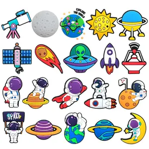 1 pcs baru kartun lucu astronot planet sepatu tempelan diy clogs Menghias pvc sandal pin aksesoris sepatu anak -anak dewasa hadiah pesta ulang tahun