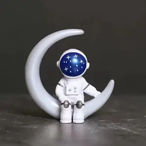 PAJANGAN KUE MANUSIA ASTRONOT DUDUK DI BULAN MINIATUR KUE TART / HIASAN KUE ULANG TAHUN ASTRONOT DUDUK DI BULAN LUAR ANGKASA / DEKORASI KUE ULANG TAHUN ASTRONOT BULAN LUAR ANGKASA