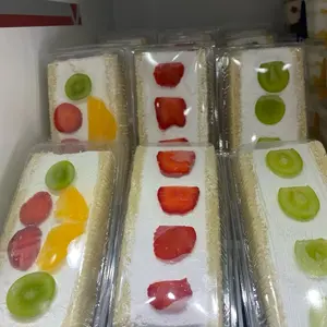 Kue Slice Berbuah Segar dalam Kemasan FRUIT SANDO dengan Potongan Buah Segar dan Krim Lembut