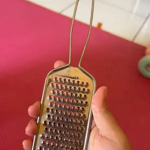1 Buah Parutan Keju Stainless Steel Alat Parut Cokelat Wortel Kentang Sayur Grated Cheese 21Cm Serbaguna Tajam Praktis Efisien Mudah Digunakan - Gagang, Buah