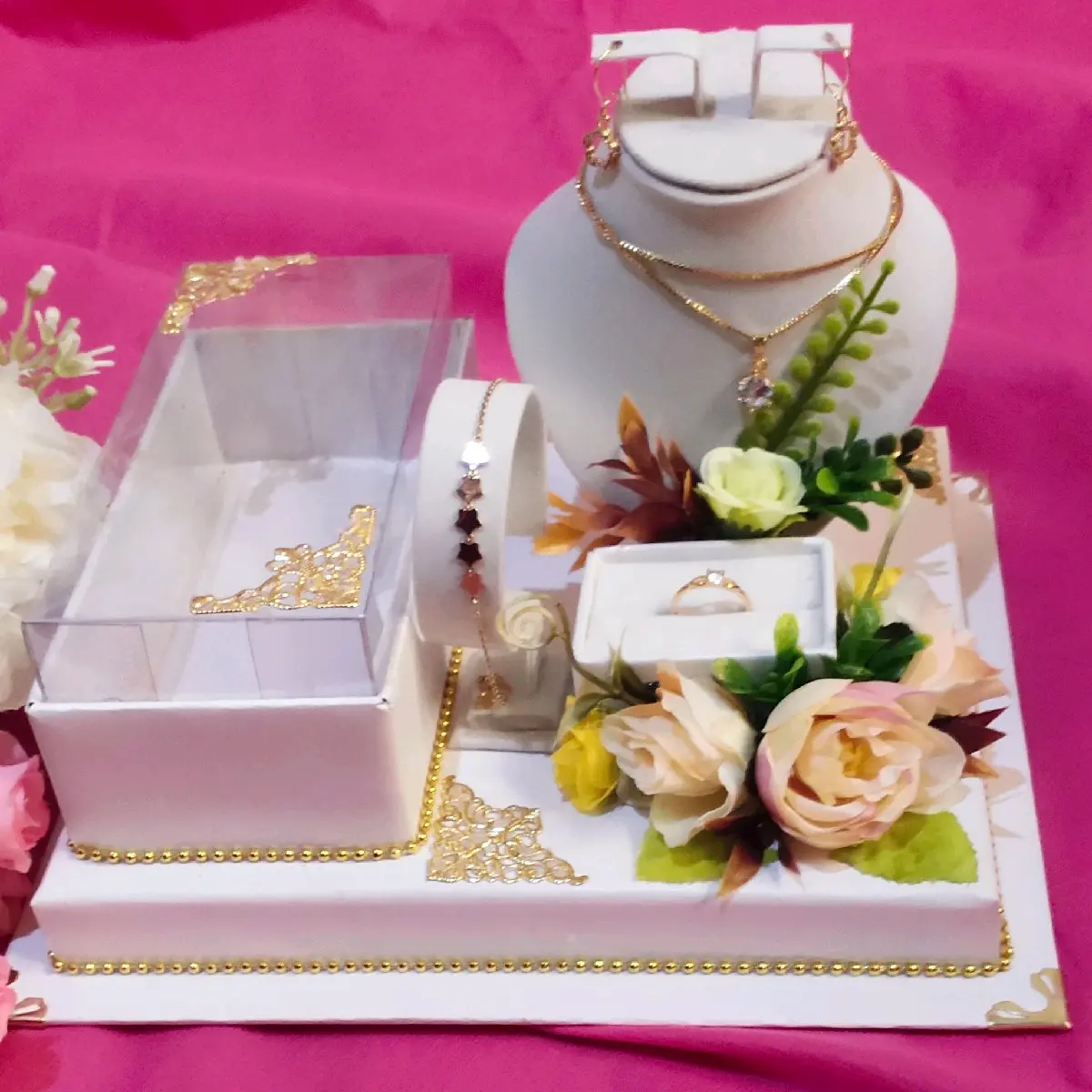Box mahar pernikahan hantaran seserahan lengkap uang kalung gelang cincin anting Kain Manekin