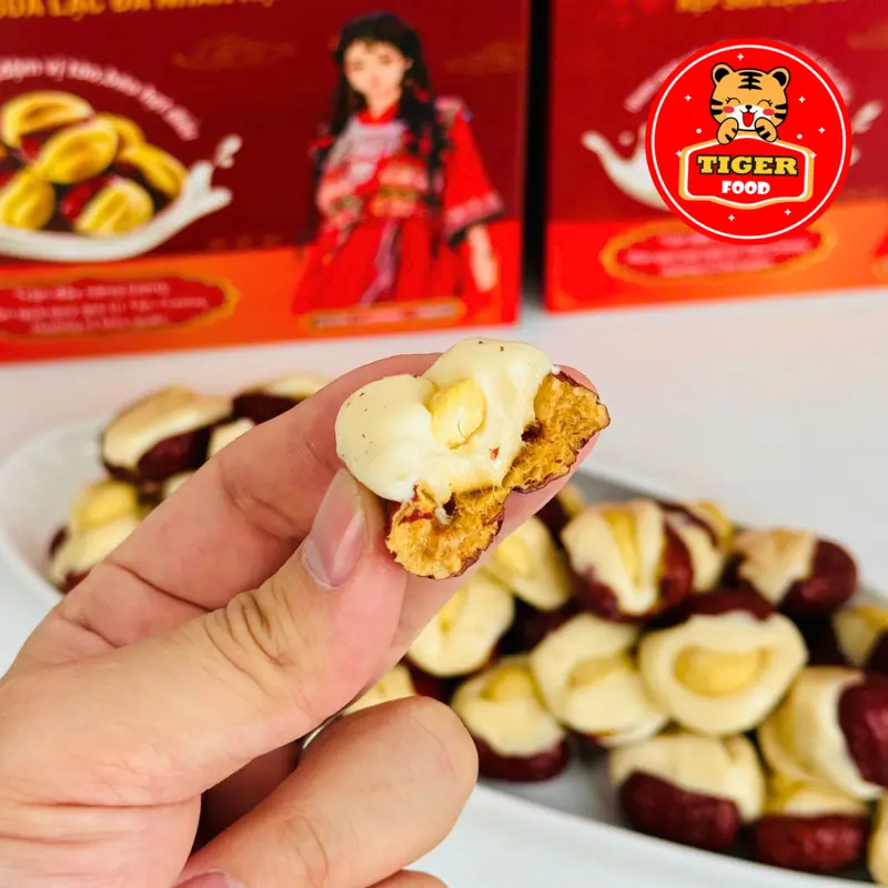 [MUA 1 ĐƯỢC 3] Táo Đỏ Tân Cương Kẹp Sữa Nhân Hạt Điều 1KG TIGER FOOD Táo đỏ kẹp sữa nhân hạt điều Táo đỏ Buger- Đồ ăn vặt - bánh kẹo tết 2025 - snack thức ăn Nuts 6
